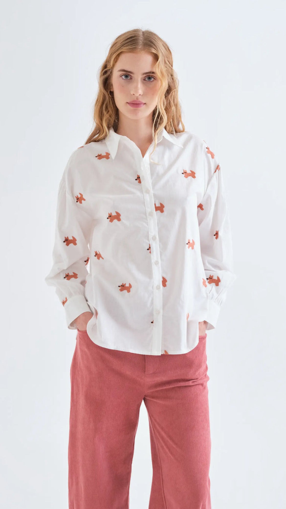 Camisa 100% algodón con bordado de zorritos