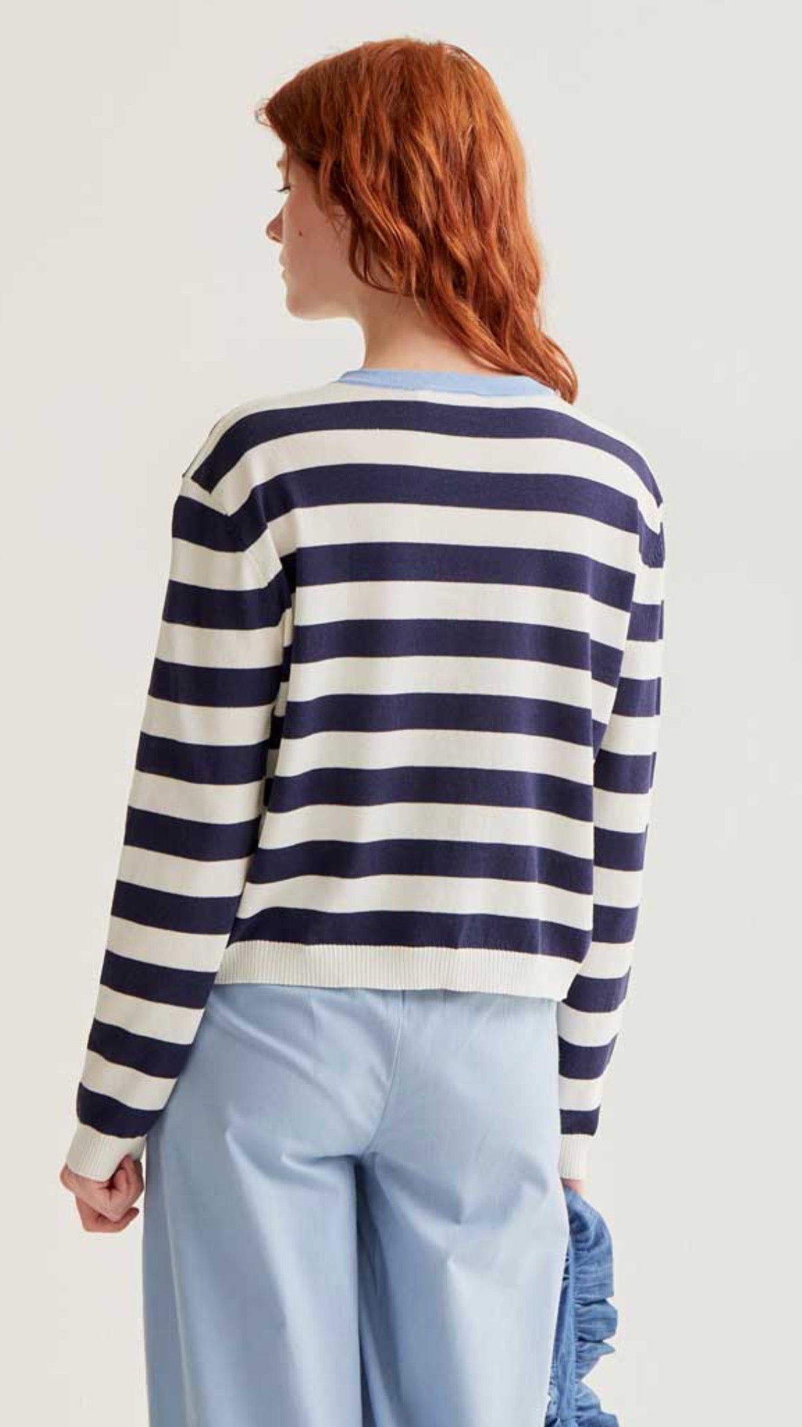 Cárdigan de punto suave con estampado de rayas blanco y azul marino