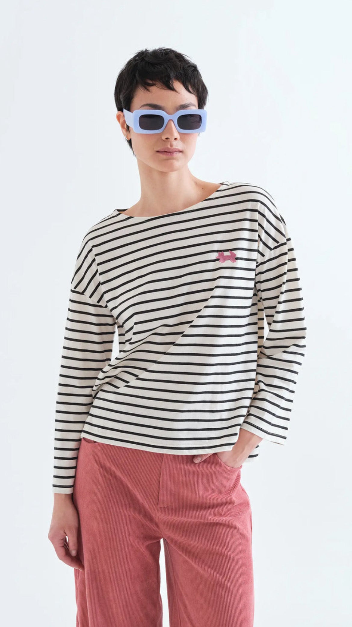 Camiseta 100% algodón con estampado de rayas negras