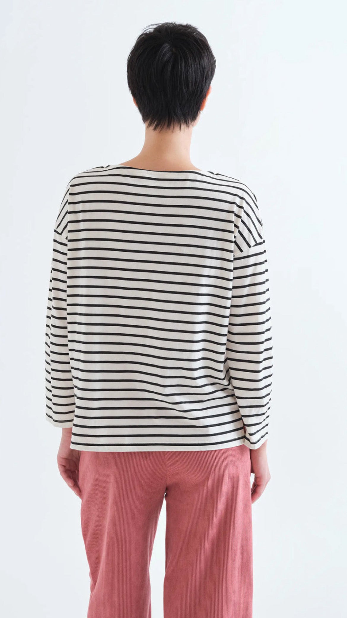 Camiseta 100% algodón con estampado de rayas negras