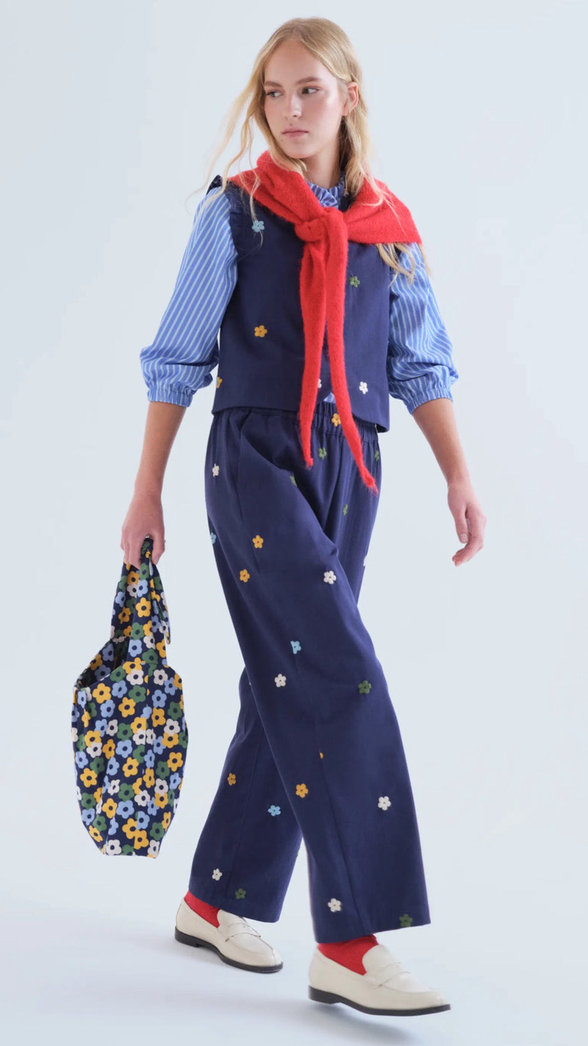 Pantalón 100% algodón azul marino con bordado de flores