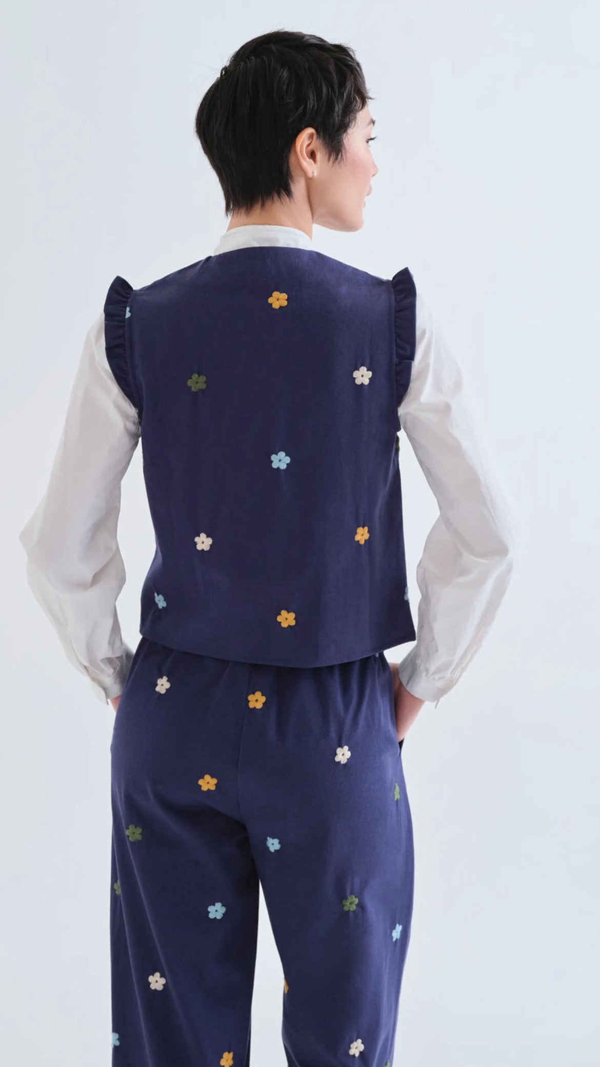 Chaleco 100% algodón azul marino con bordado de flores