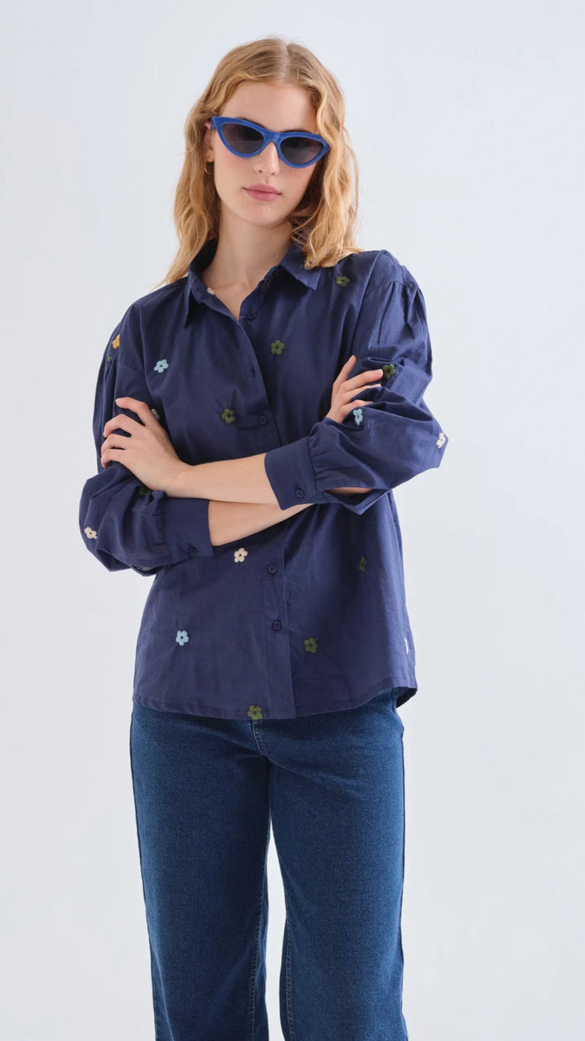 Camisa 100% algodón azul marino con bordado de flores