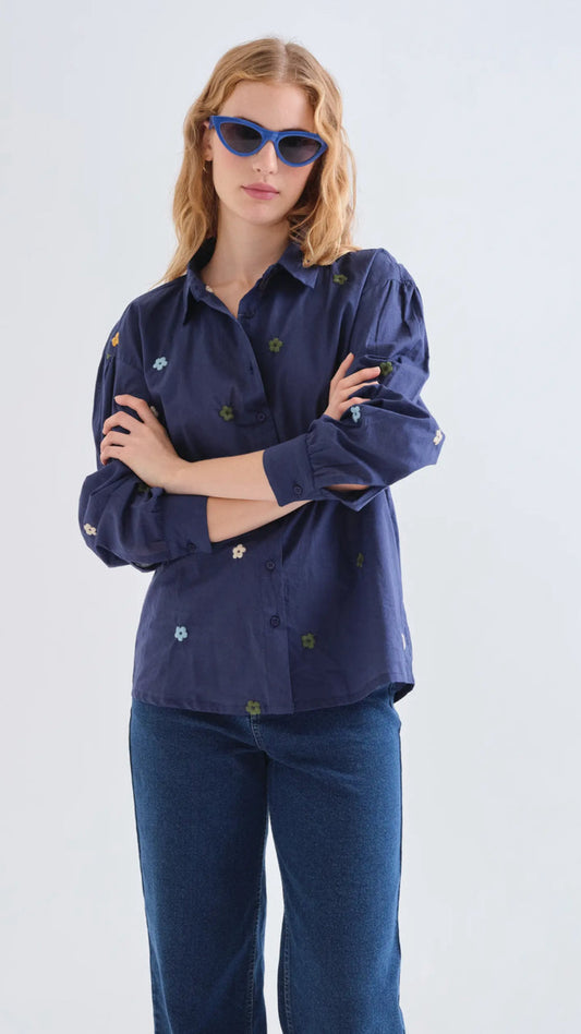 Camisa 100% algodón azul marino con bordado de flores
