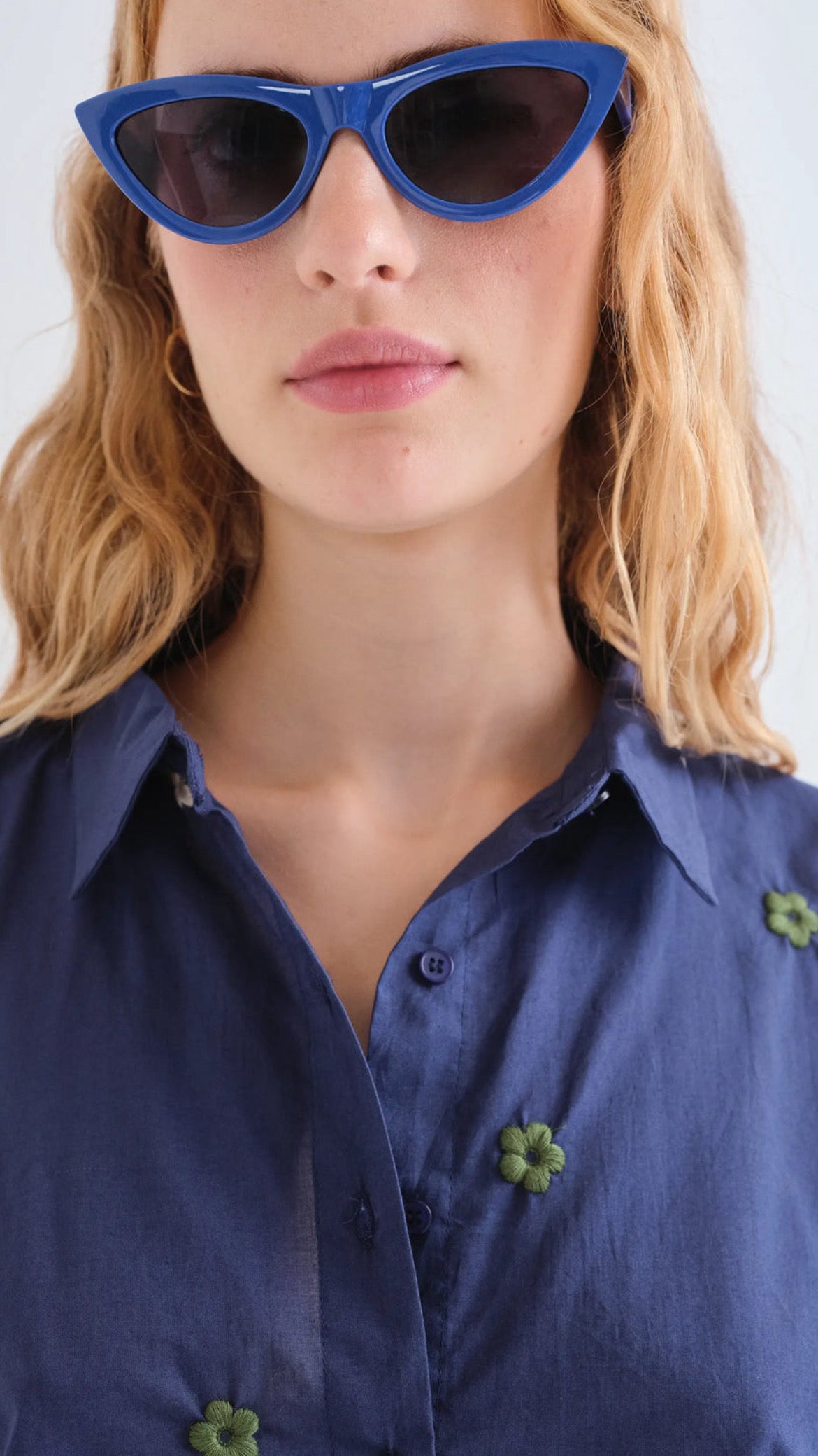 Camisa 100% algodón azul marino con bordado de flores