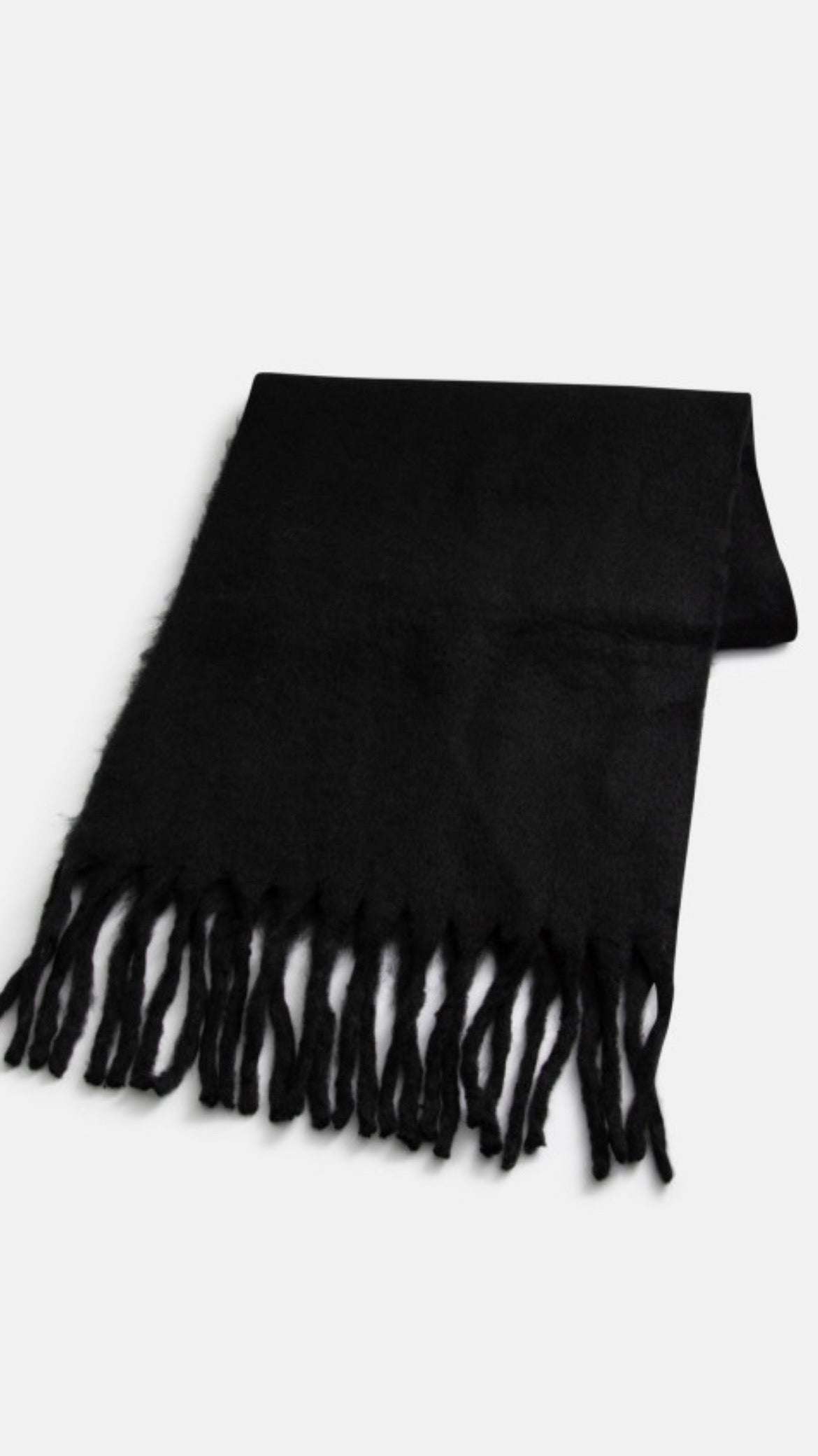 Bufanda larga de punto con flecos negra