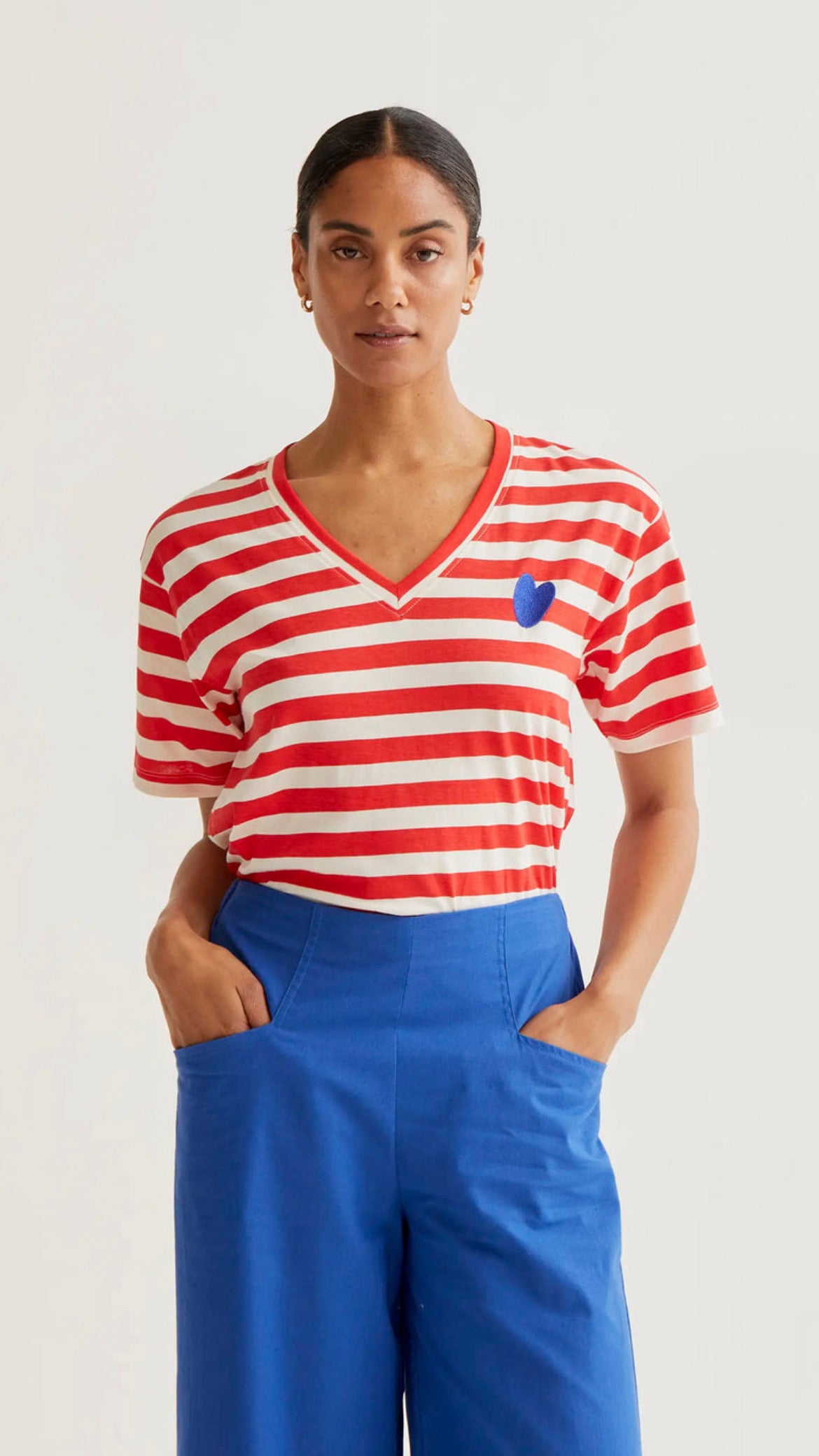 Camiseta con estampado de rayas rojas con bordado de corazón