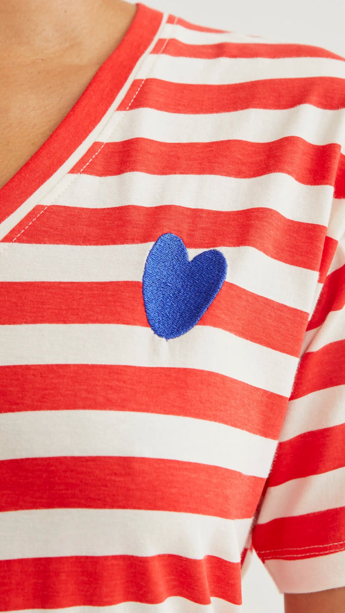 Camiseta con estampado de rayas rojas con bordado de corazón