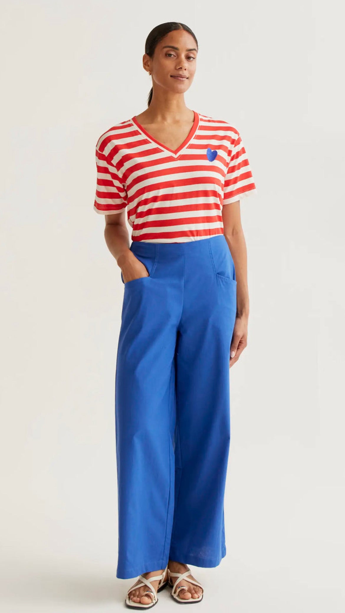 Camiseta con estampado de rayas rojas con bordado de corazón