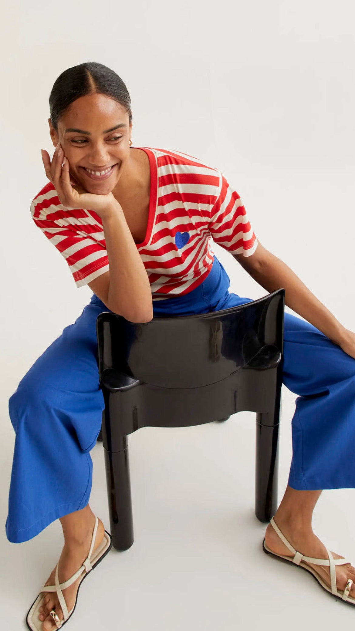 Camiseta con estampado de rayas rojas con bordado de corazón