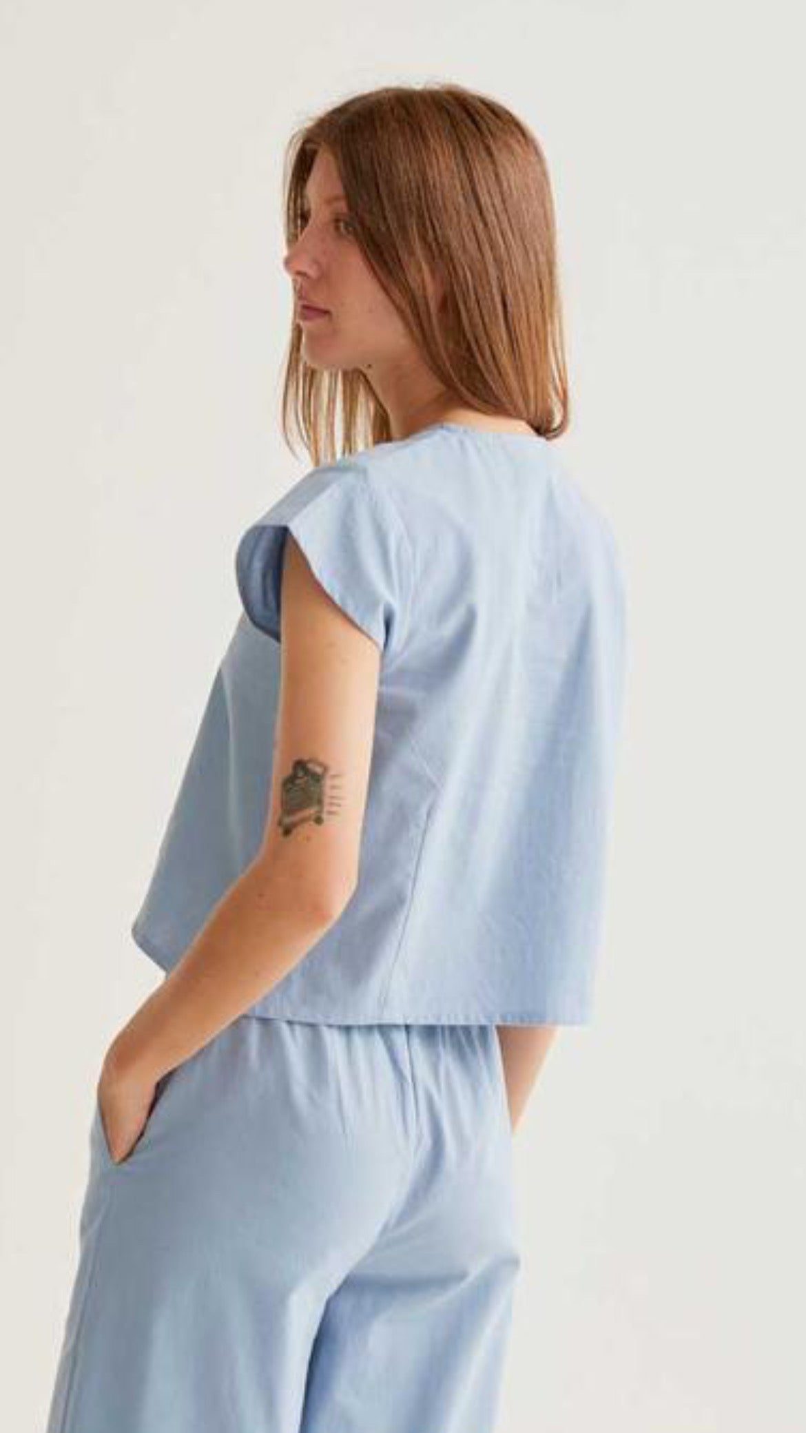 Camisa con detalles de margaritas