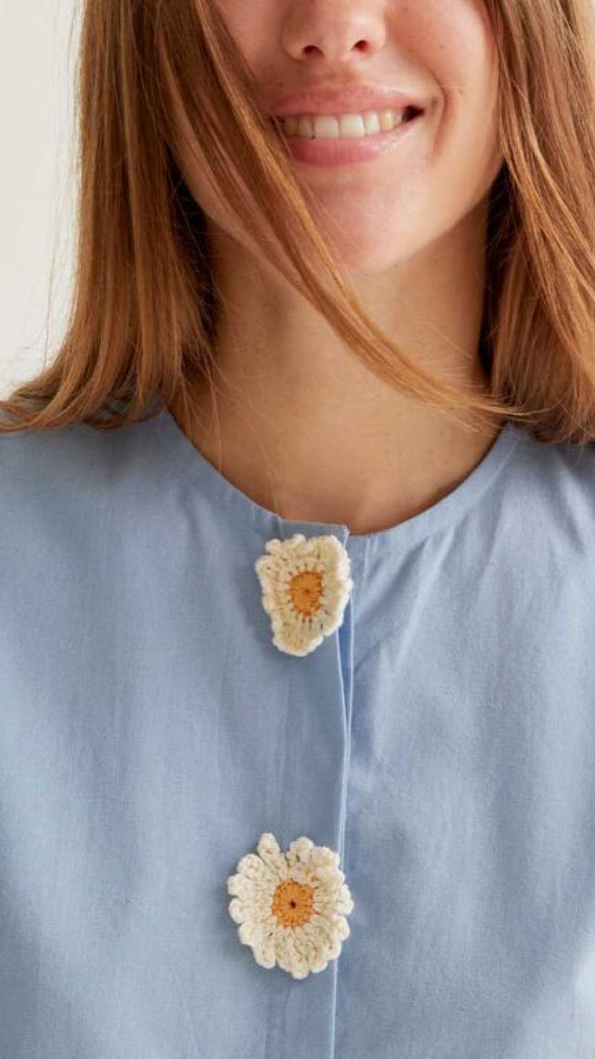 Camisa con detalles de margaritas