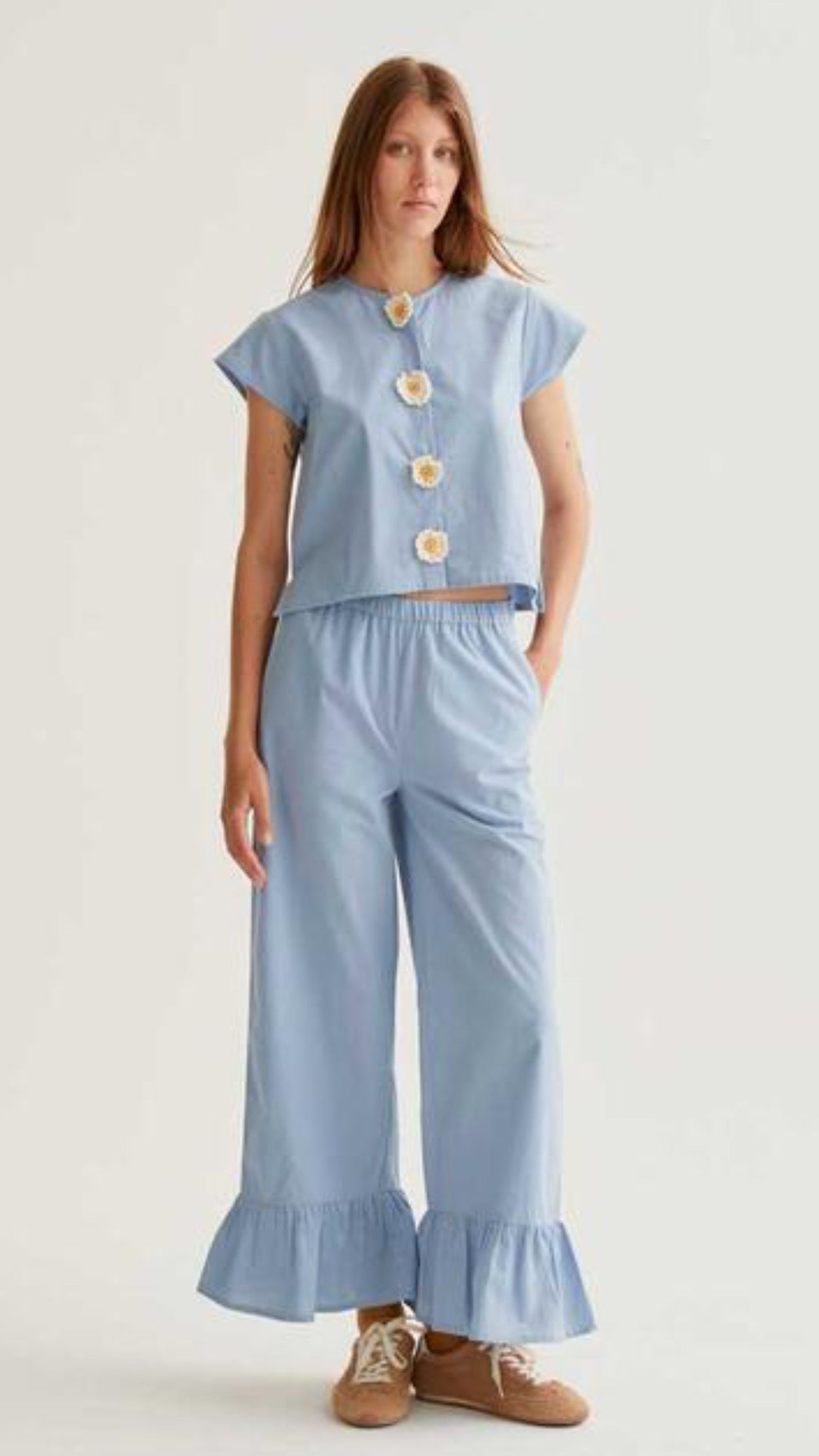 Camisa con detalles de margaritas
