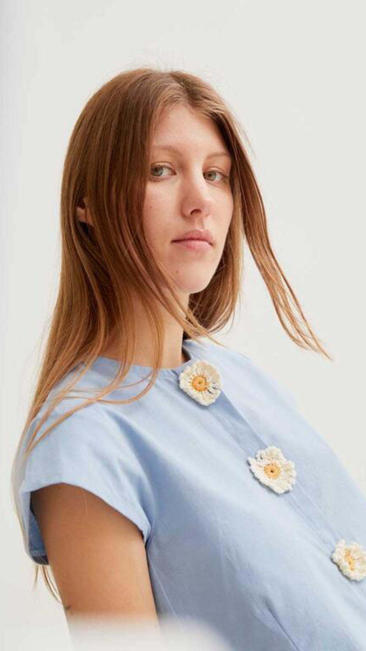 Camisa con detalles de margaritas