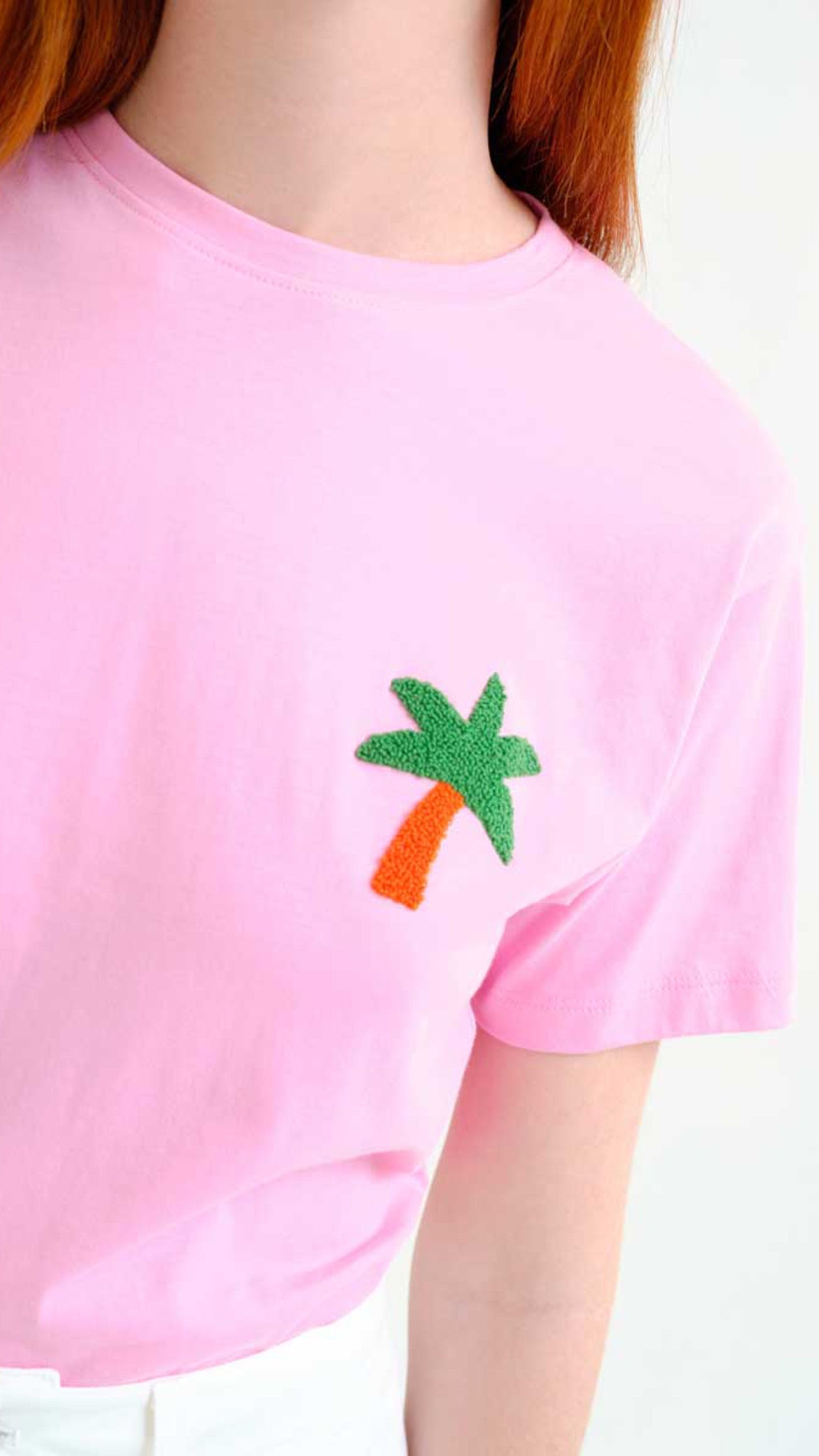 Camiseta con bordado palmera