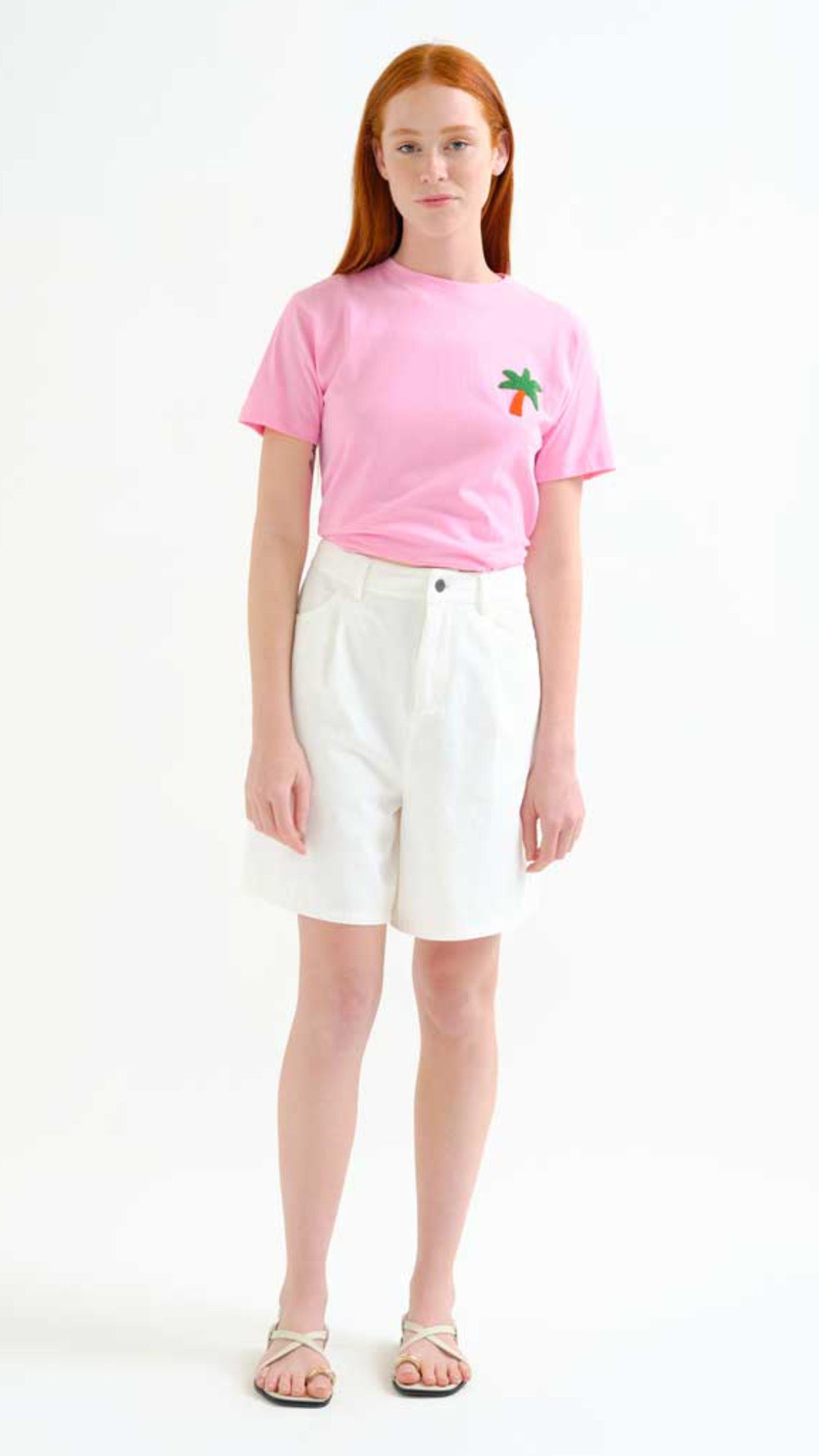Camiseta con bordado palmera