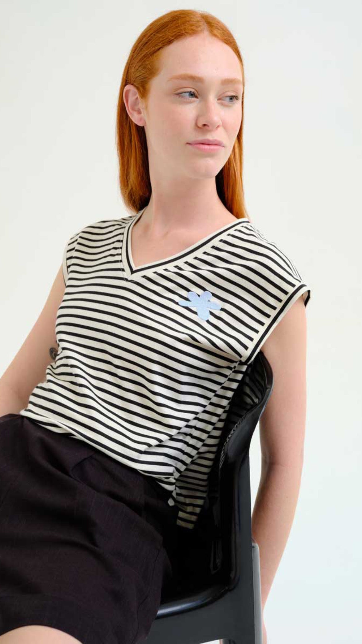 Camiseta sin mangas con estampado de rayas blanco y negro