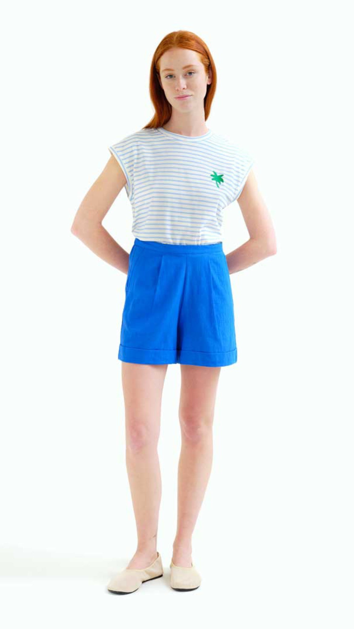 Camiseta con estampado de rayas blanco y azul