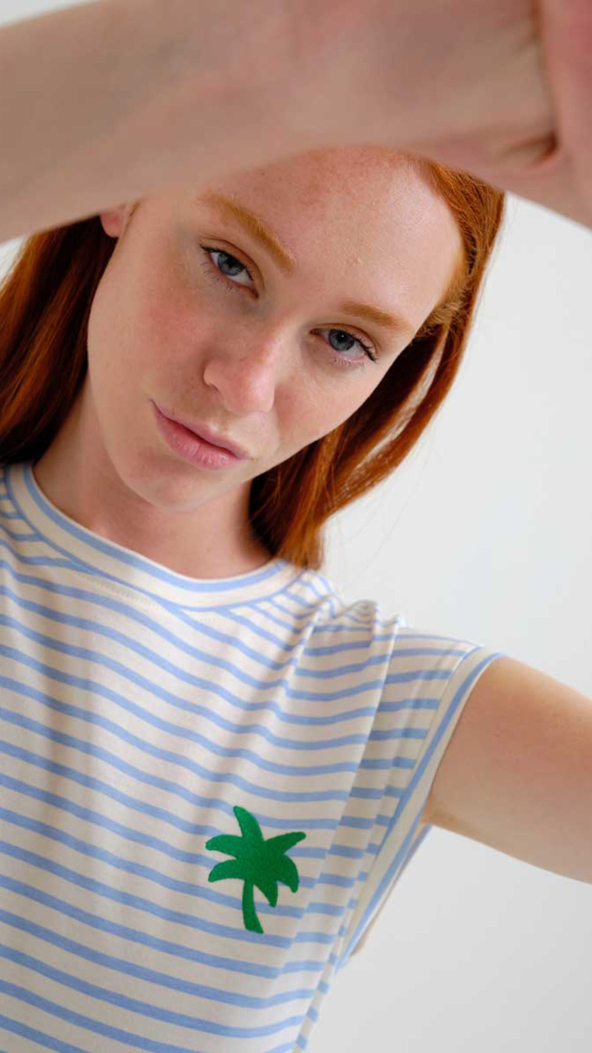 Camiseta con estampado de rayas blanco y azul