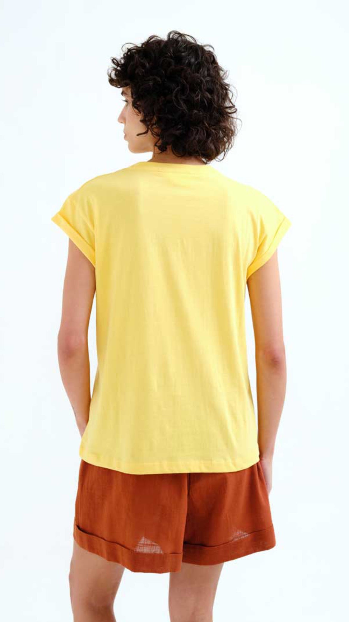 Camiseta con bordado naranja