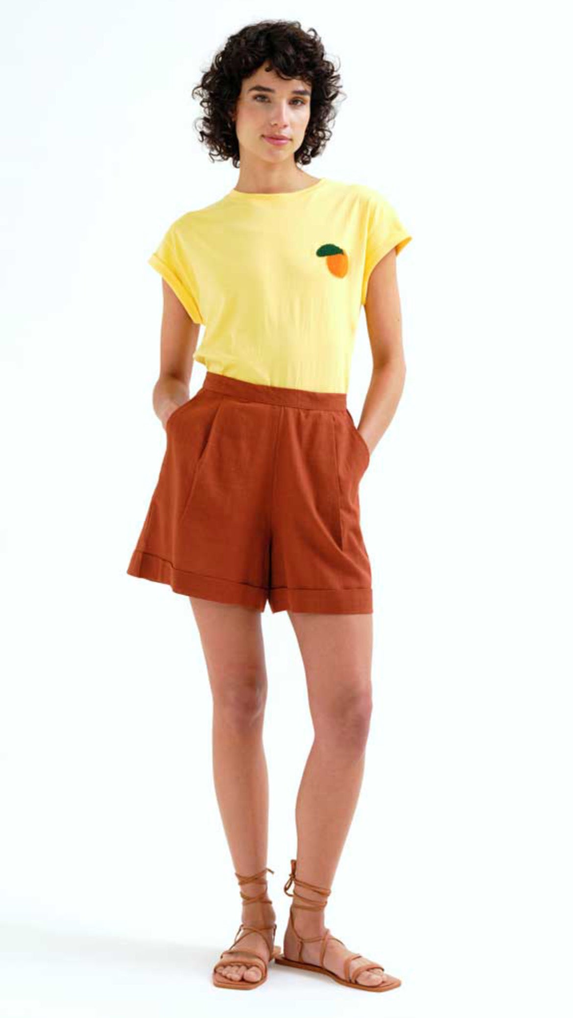 Camiseta con bordado naranja