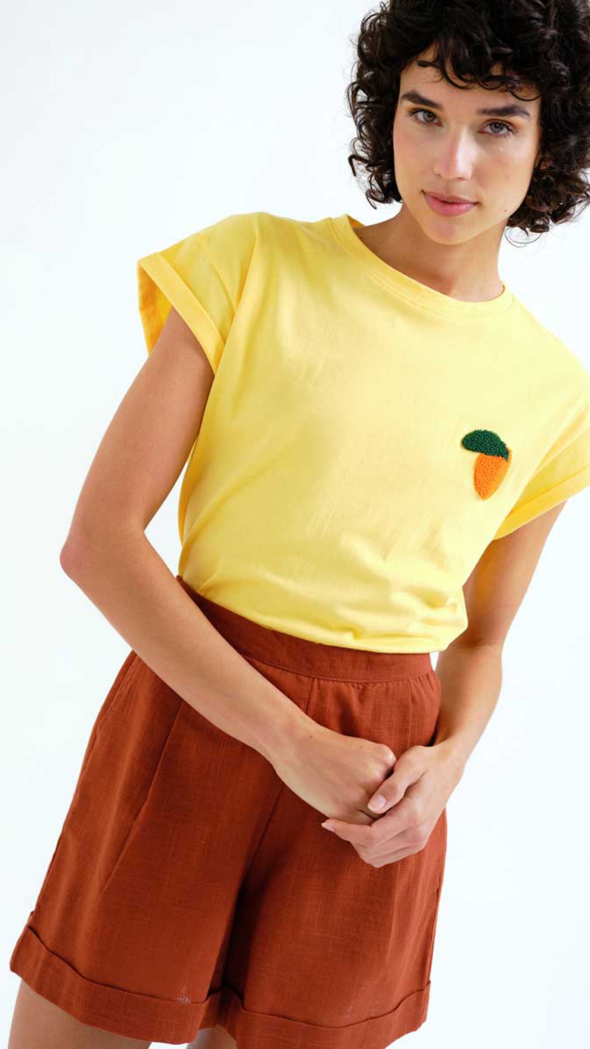 Camiseta con bordado naranja