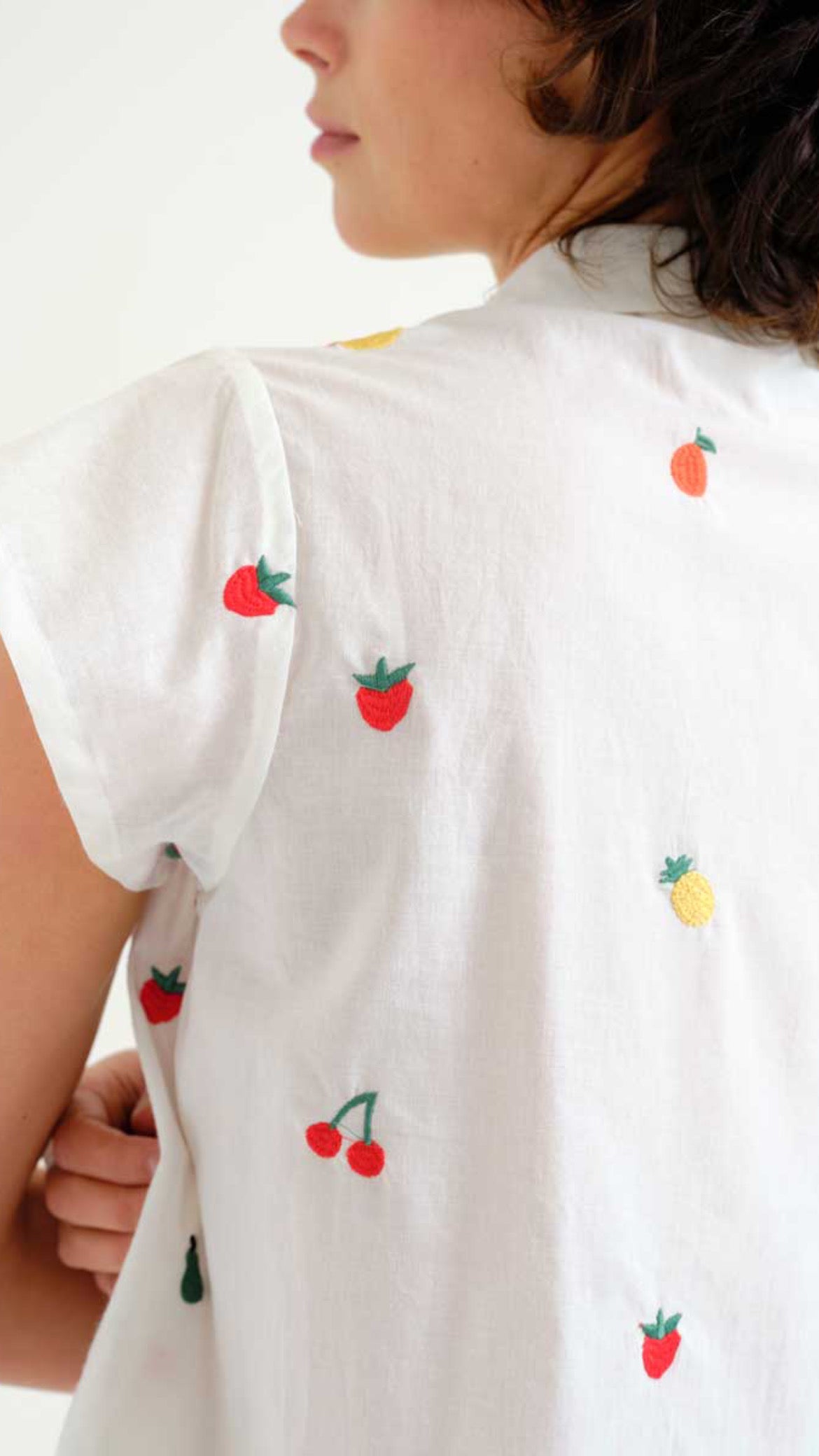 Camisa blanca 100% algodón  con bordado de Ensalada de frutas