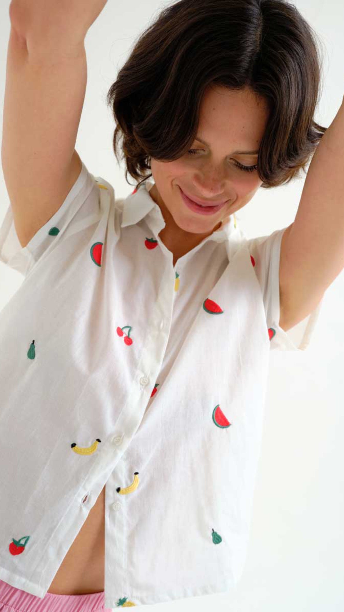 Camisa blanca 100% algodón  con bordado de Ensalada de frutas