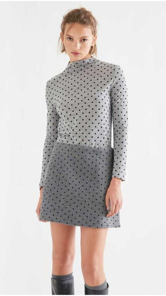 Camiseta gris de lunares negros | imagen 1