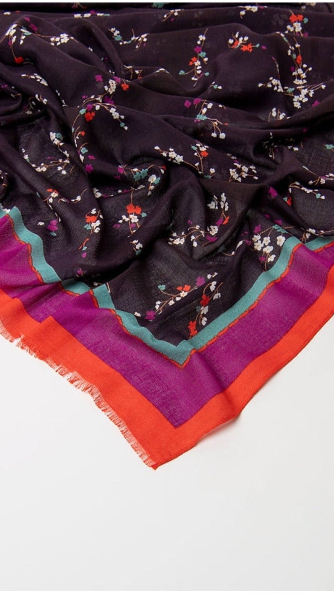 Pañuelo Surkana floral con flecos Morado | imagen 1